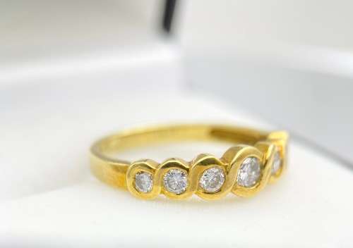 *0.50CT DIAMOND TWIRL ETERNITY RING* 18K GOLD!