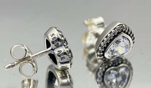 *LUXURY PANDORA ELEVATED HEART STUD EARRINGS* R1 BIDS