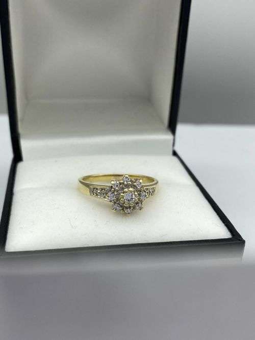 *0.25CT YELLOW GOLD DIAMOND CLUSTER RING* R1 BIDS!