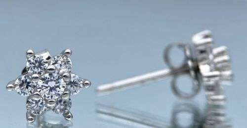 DAZZLING SILVER 925 ZIRCONIA CLUSTER EARRINGS R1 BIDS