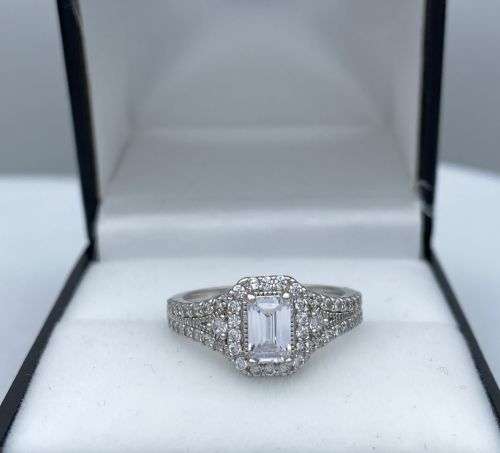 ***STUNNING BAGUETTE HALO ETERNITY ENGAGEMENT RING*** R1 BIDS