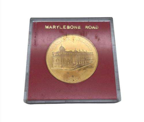 **COLLECTORS SOLID BRONZE MADAM TUSSAUDS COIN - R1 BIDS