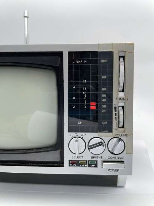 VINTAGE 1986 COLLECTORS YOKO PORTABLE TELEVISION - FULLY WORKING!!!