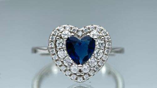 RETAIL:R3500 - LOVELY HEART CZ SAPPHIRE HALO SILVER RING!