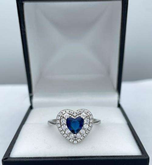 RETAIL:R3500 - LOVELY HEART CZ SAPPHIRE HALO SILVER RING!