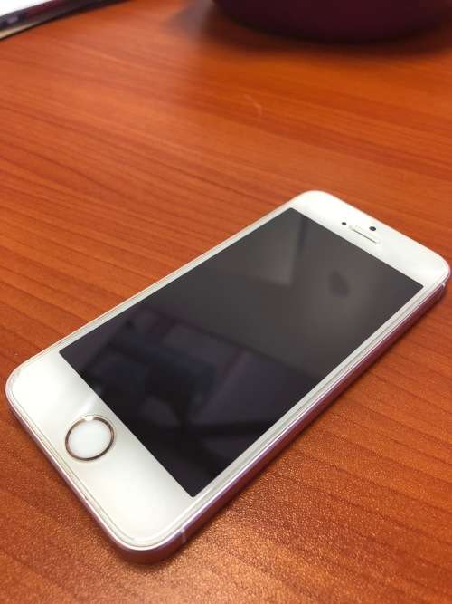 iPhone SE 16GB Rose Gold - Excellent Condition!!!