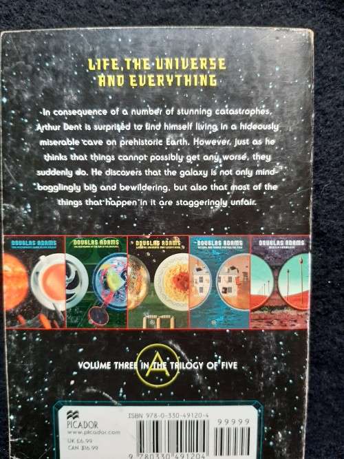 The Hitchhikers Trilogy  in four Parts - Douglas Adams