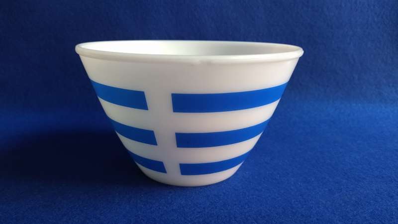 Milk glass mixing bowl (Medium)