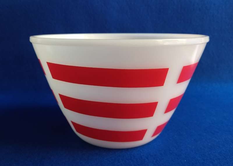 Milk glass mixing bowl (Large)