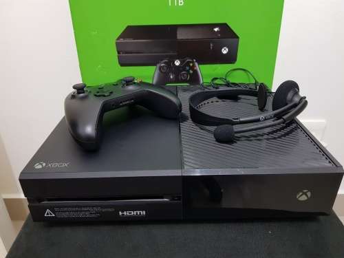1TB XBOX ONE + CONTROLLER + HEADSET