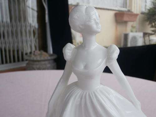 REDUCED *LADY IN WHITE* THIS BEAUTIFUL PURE WHITE LADY FIGURINE IN VERY GOOD CONDITION . HEIGHT 21CM
