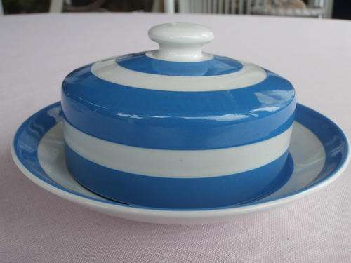A MINT CONDITION CORNISH WARE BUTTER DISH  NO CRAZING NO DAMAGE.15.5CM ACROSS X 9CM. HIGH