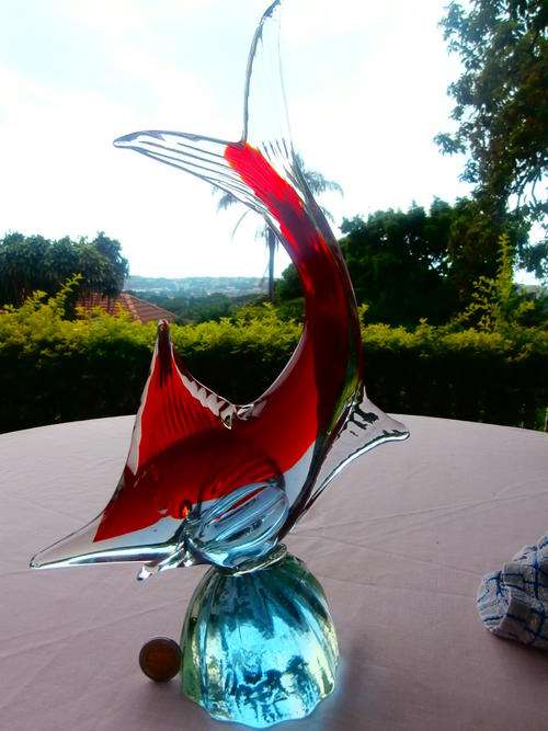 A STUNNING HUGE GLASS MURANO MARLIN 37CM HIGH WOW X 24CM X 10CM IN GOOD CONDITION 2.1KG