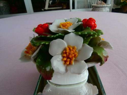 A PRETTY AYNESLEY DECEMBER XMAS ROSE POSY 10 CM X 8CM  X 9CM IN MINT CONDITION