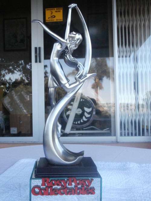 A STUNNINGLY BEAUTIFULL ART DECO FIGURINE OF A  FEMALE DANCER IN MOTION 38CM X 16CM X 9CM