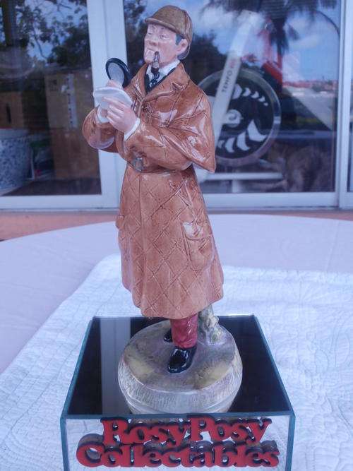 A STUNNING MINT CONDITION  ROYAL DOULTON FIGURINE THE DETECTIVE SHERLCK HOMES 23.4CM /HN2359