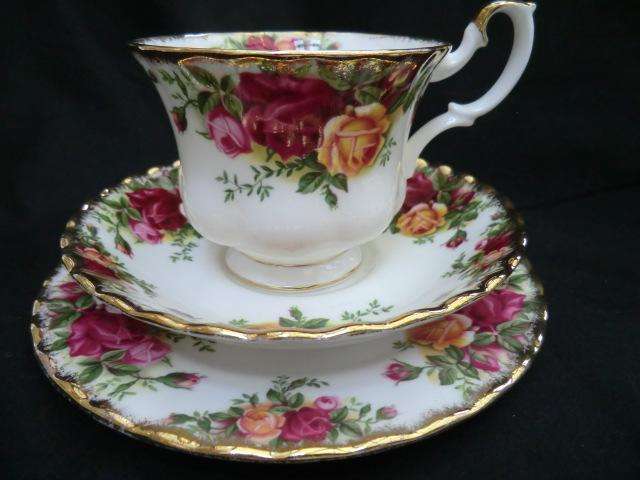 A STUNNING ROYAL ALBERT OLD COUNTRY ROSE TRIO IN MINT CONDITION A STUNNING CHRISTMAS PRESENT