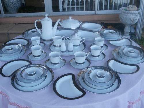 61 PIECE PRESIDENTIAL'REFLECTIONS IN SILVER' DINNER SERVICE DESIGNED BY GARY BARR IN MINT CONDITION
