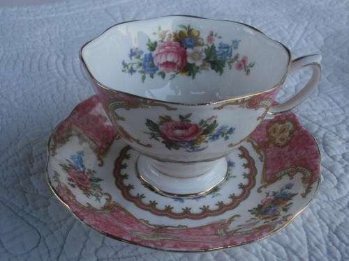 WOW A STUNNING RARE ROYAL ALBERT BONE CHINA LADY CARLYLE TEA DUO 1944 - 1946