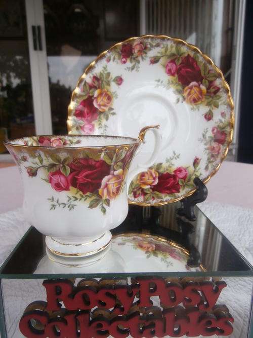 A BEAUTFUL ROYAL ALBERT DUO IN THE OLD COUNTRY ROSES PATTERN IN MINT CONDITION