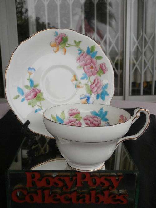 A LOVELY FLORAL FOLEY BONE CHINA DUO IN MINT CONDITION WHAT A STUNNING DUO.