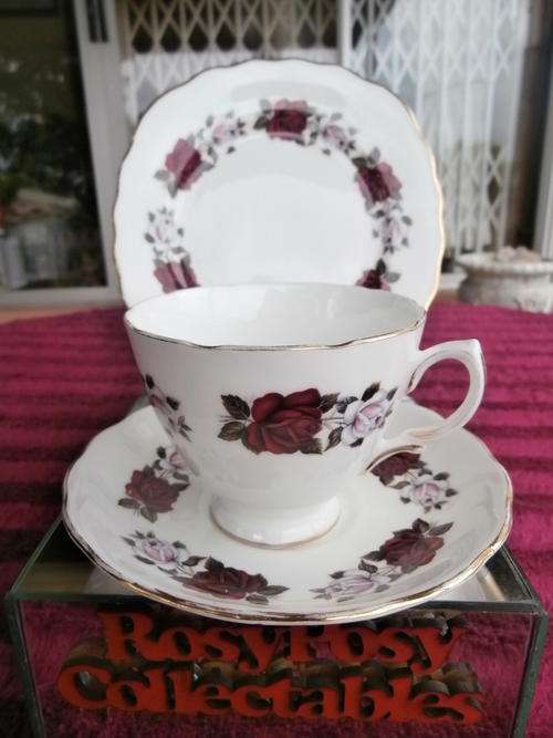 A STUNNING ROYAL VALE FINE BONE CHINA TRIO IN MINT CONDITION.
