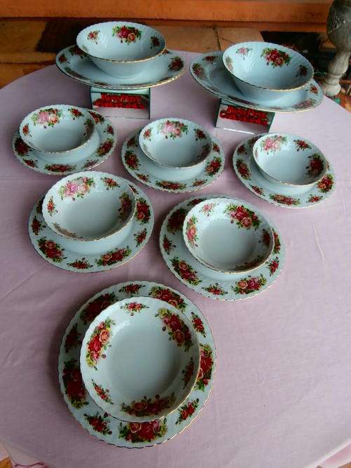 A  STUNNING 16 PIECE ROYAL BONE CHINE'' ENGLISH ROSE''  DINNER SERVICE IN MINT CONDITION.. NO CRACKS