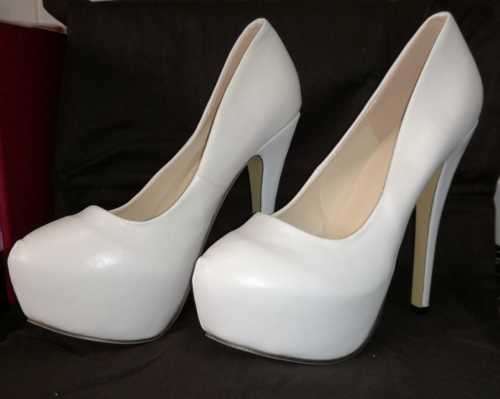 STUNNING BRAND NEW PAIR OF WHITE STILETTO SHOES NEVER WORN SIZE 39 / 4