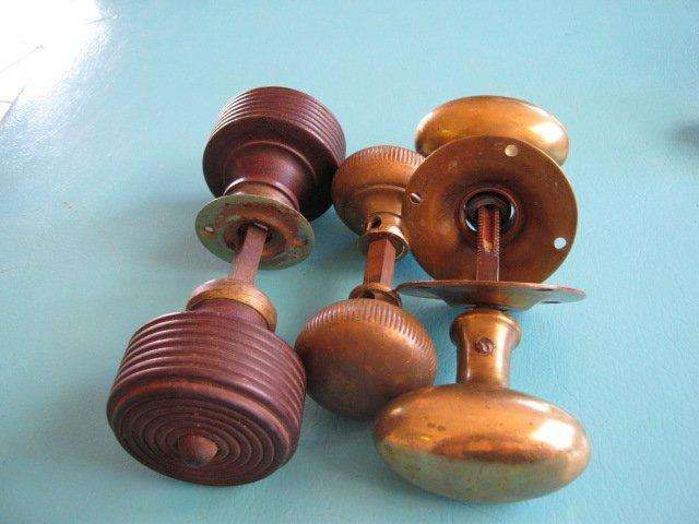 Job lot of door handles (2 brass & 1 bakelite)