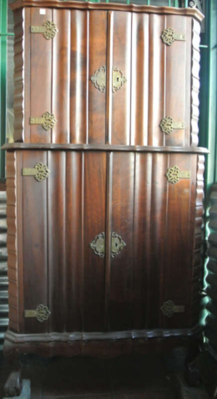 imbuia liquer cabinet( reduced from R2800 to R2000)