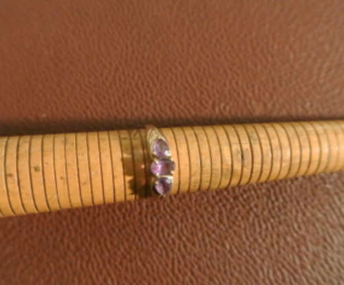 lovely 3x Light Purple Stone 9ct gold ring 1.8g