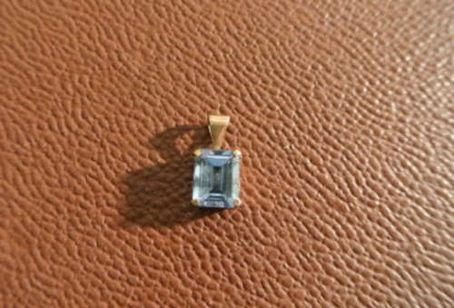 9ct Gold Blue Stone Pendent