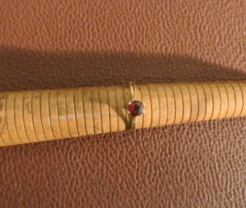 Red Round Stone 9ct Gold ring 1.6g