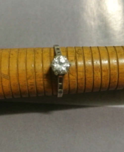 9ct Gold ring with cubic 1.75g