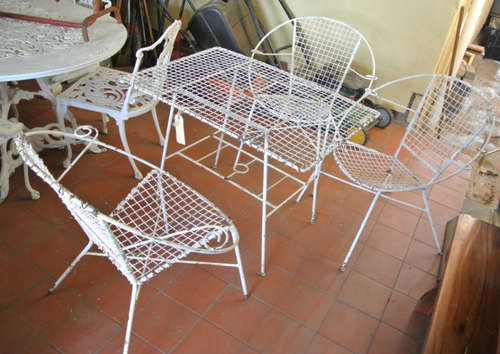 white wire mesh 1 table with 3 chairs