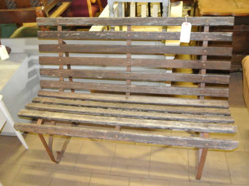 garden/park  bench