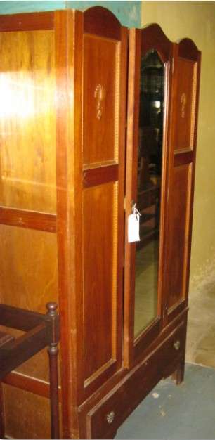 2 door linen cupboard with mirror