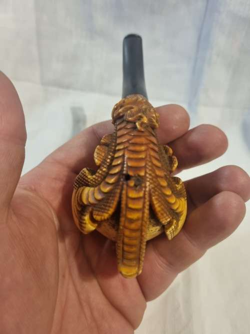 Dragon/egale crlaw pipe (note it has a whole)