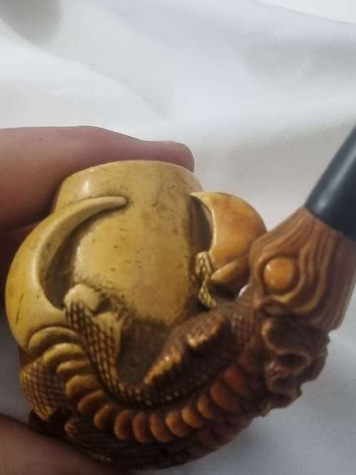 Dragon/egale crlaw pipe (note it has a whole)