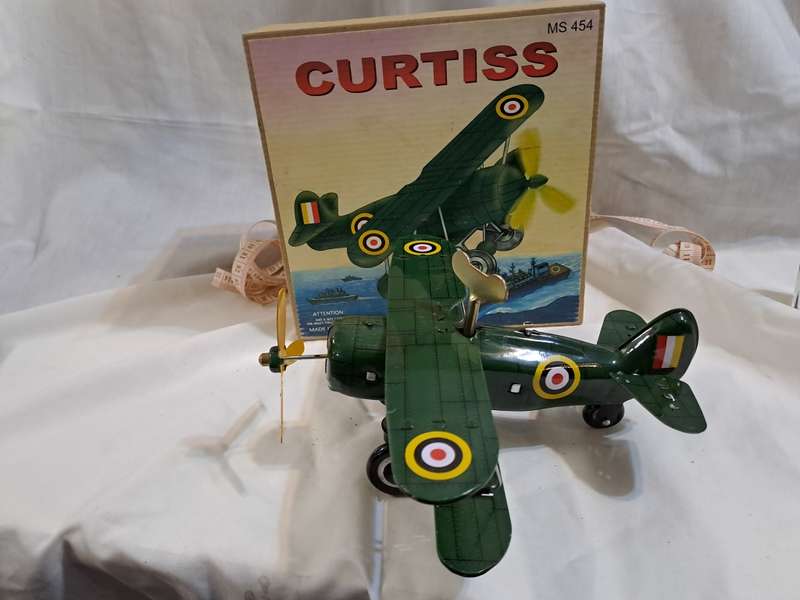 Tinplate airplane