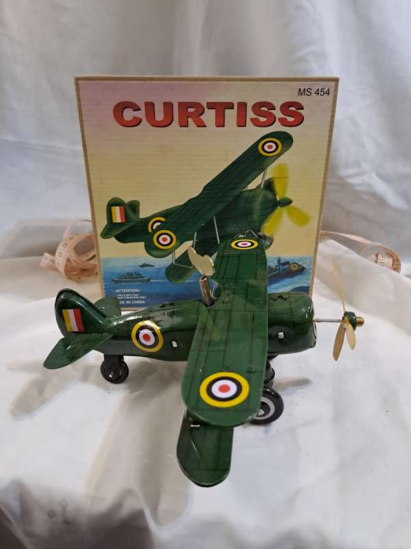 Tinplate airplane