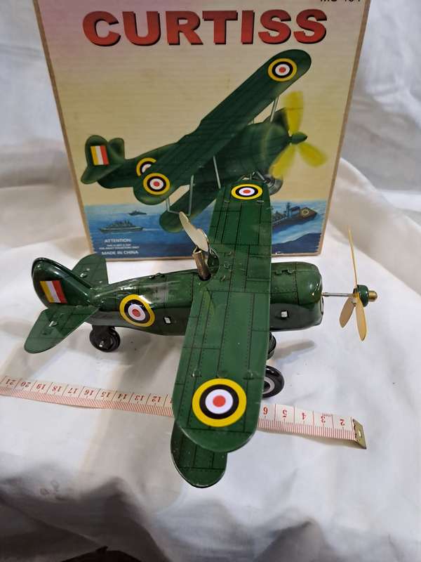 Tinplate airplane