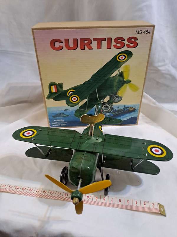 Tinplate airplane