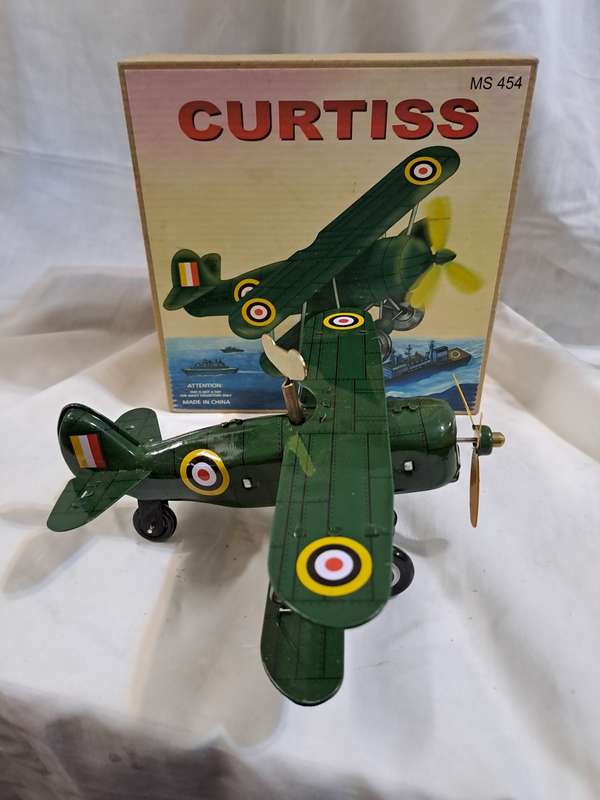 Tinplate airplane