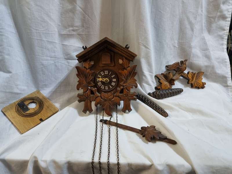 Cuckoo clock made in Germany miss 1 hand (not tested selling as is)