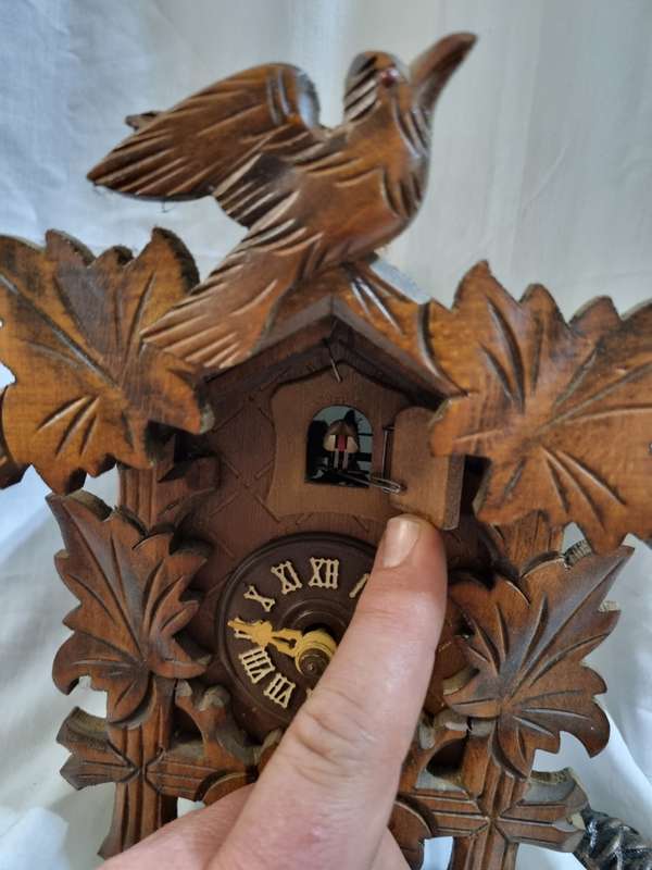 Cuckoo clock made in Germany miss 1 hand (not tested selling as is)