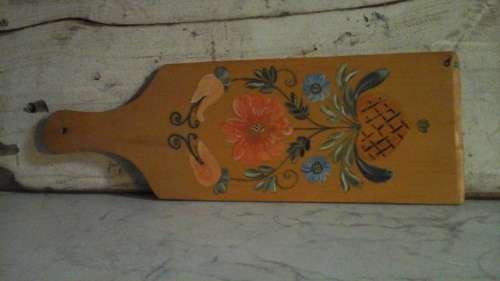 VINTAGE WOODEN CUTTING BOARD WITH FLORAL DESIGN