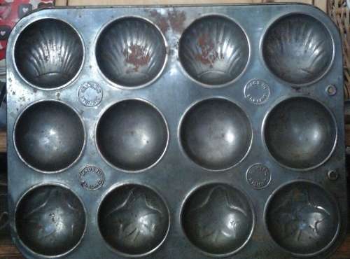 PRETTY VINTAGE METAL CAKE OR COOKIE SEAMLESS BAKING TIN WITH IMPRESSED DECORATIONS - MADE IN ENGLAND