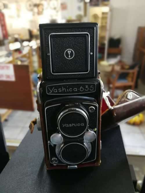 YASHICA 635 ANTIQUE FILM CAMERA