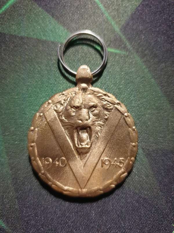 1940 -  1945 Commemorative Medal De La Guerra(Offers Welcome)